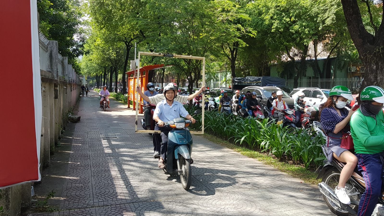đi xe máy trên vỉa hè