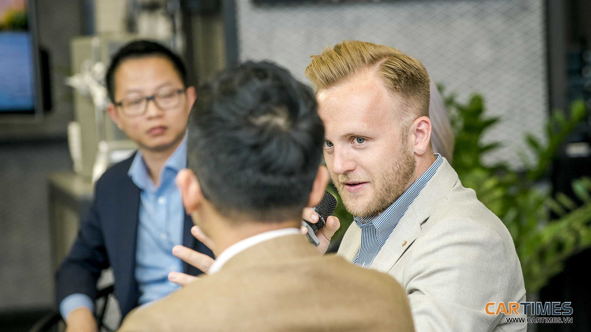 Ted Gushue cho rằng "không khó để tìm được điểm chung của hai thương hiệu này, đó là những người sở hữu xe Porsche thường yêu nhiếp ảnh và sử dụng máy ảnh Leica".
