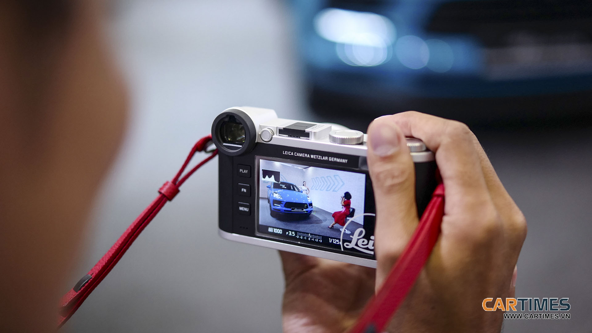 Máy ảnh Leica ngoài đẳng cấp và có một chất mầu riêng biệt, còn rất nhỏ gọn và thời trang.