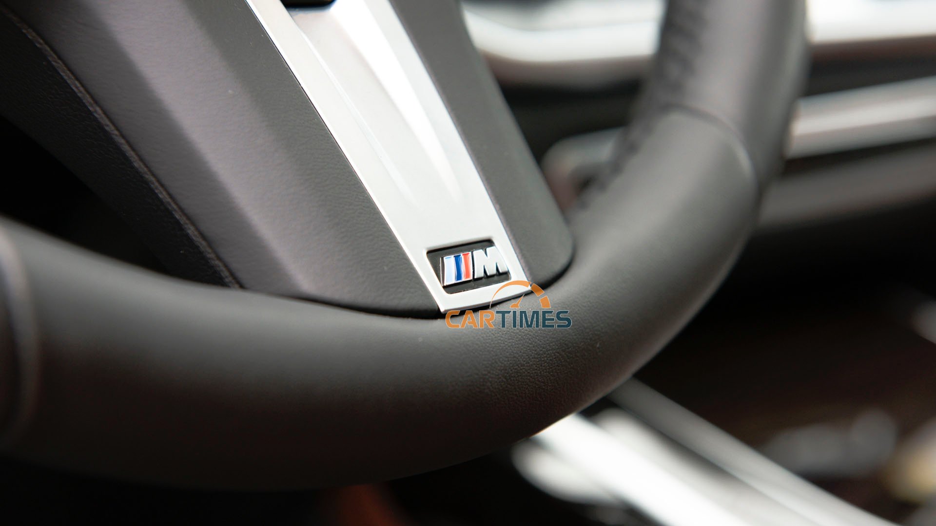 Logo M Sport trên vô lăng xe BMW X7