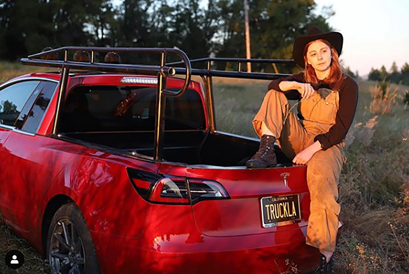 Simone Giertz bên chiếc Truckla