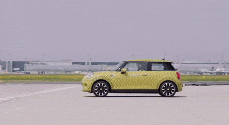 Gã khổng lồ Boeing 777F thử thách lực sĩ tí hon Mini Cooper và cái kết