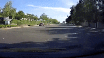 Xe Nissan X-Trail vượt đèn đỏ ở tốc độ cao và cái kết không lạ