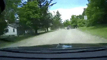 Vượt ẩu, tài xế xe Jeep nhận cái kết nhớ đời