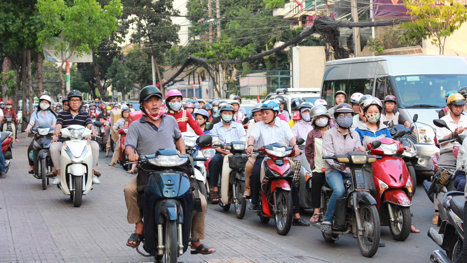 điều khiển xe máy bằng 1 tay