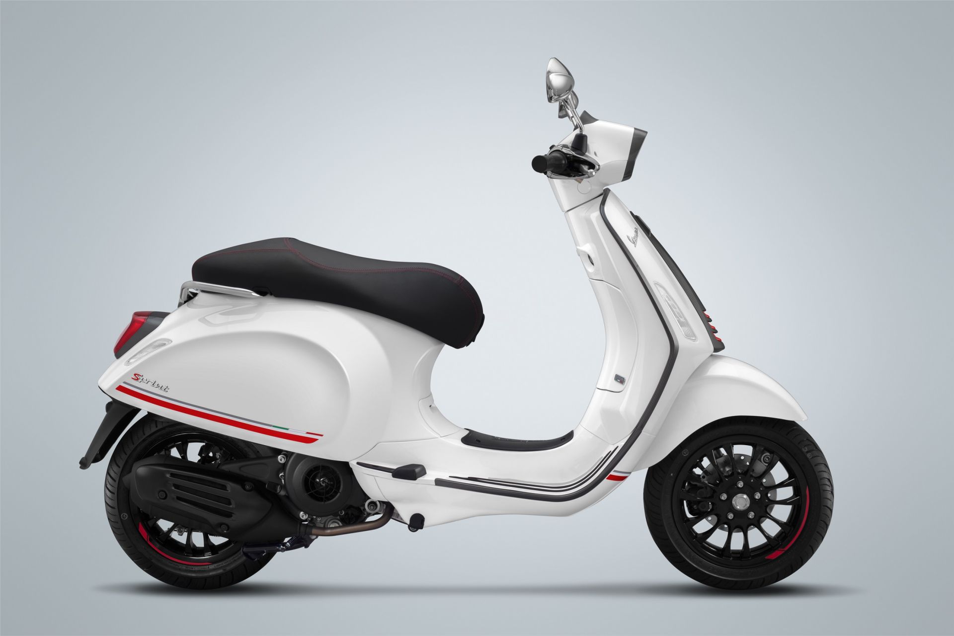 Bên hông xe Vespa Sprint Carbon 2019