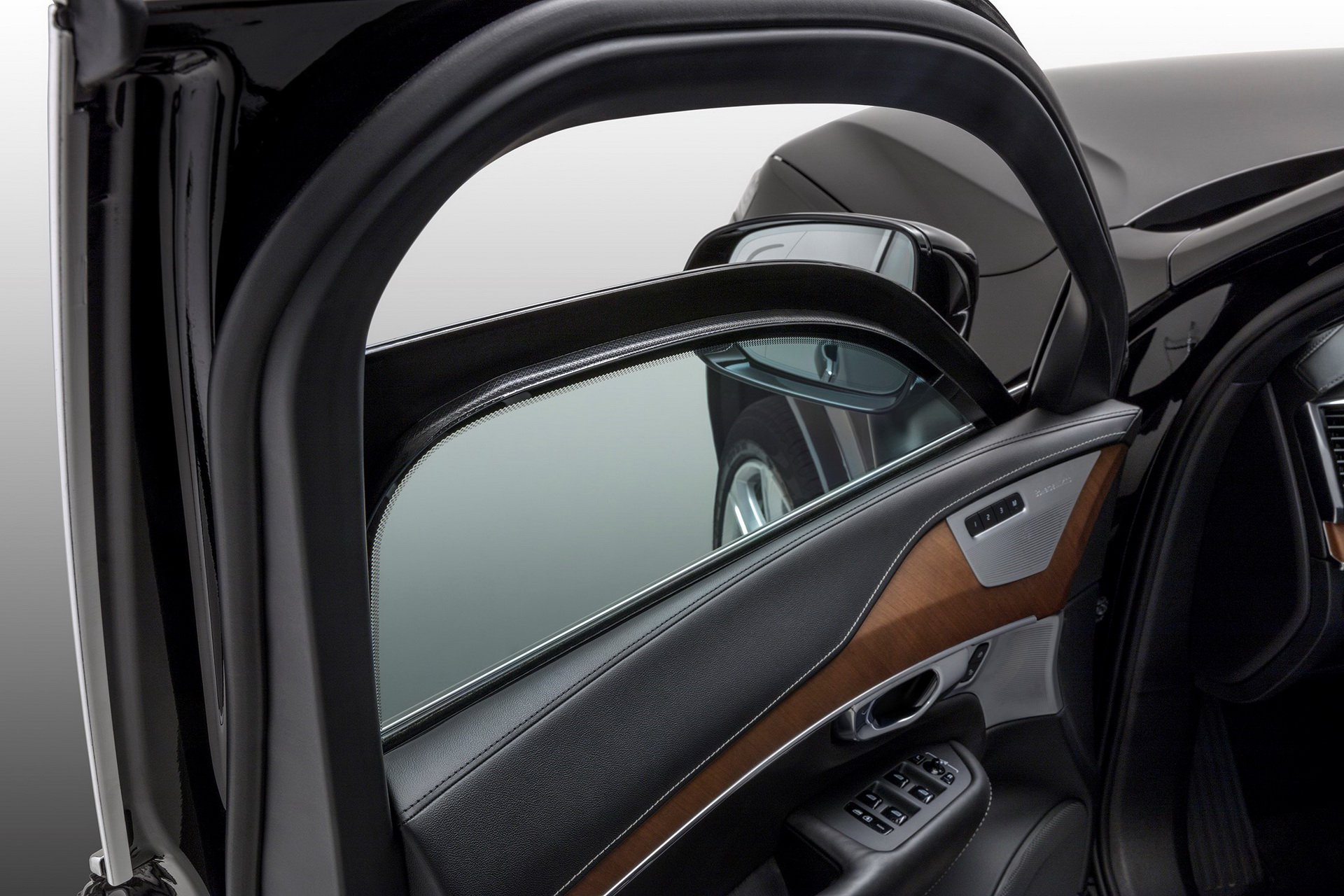 Kính chống đạt nhiều lớp trên Volvo XC90 phiên bản bọc thép