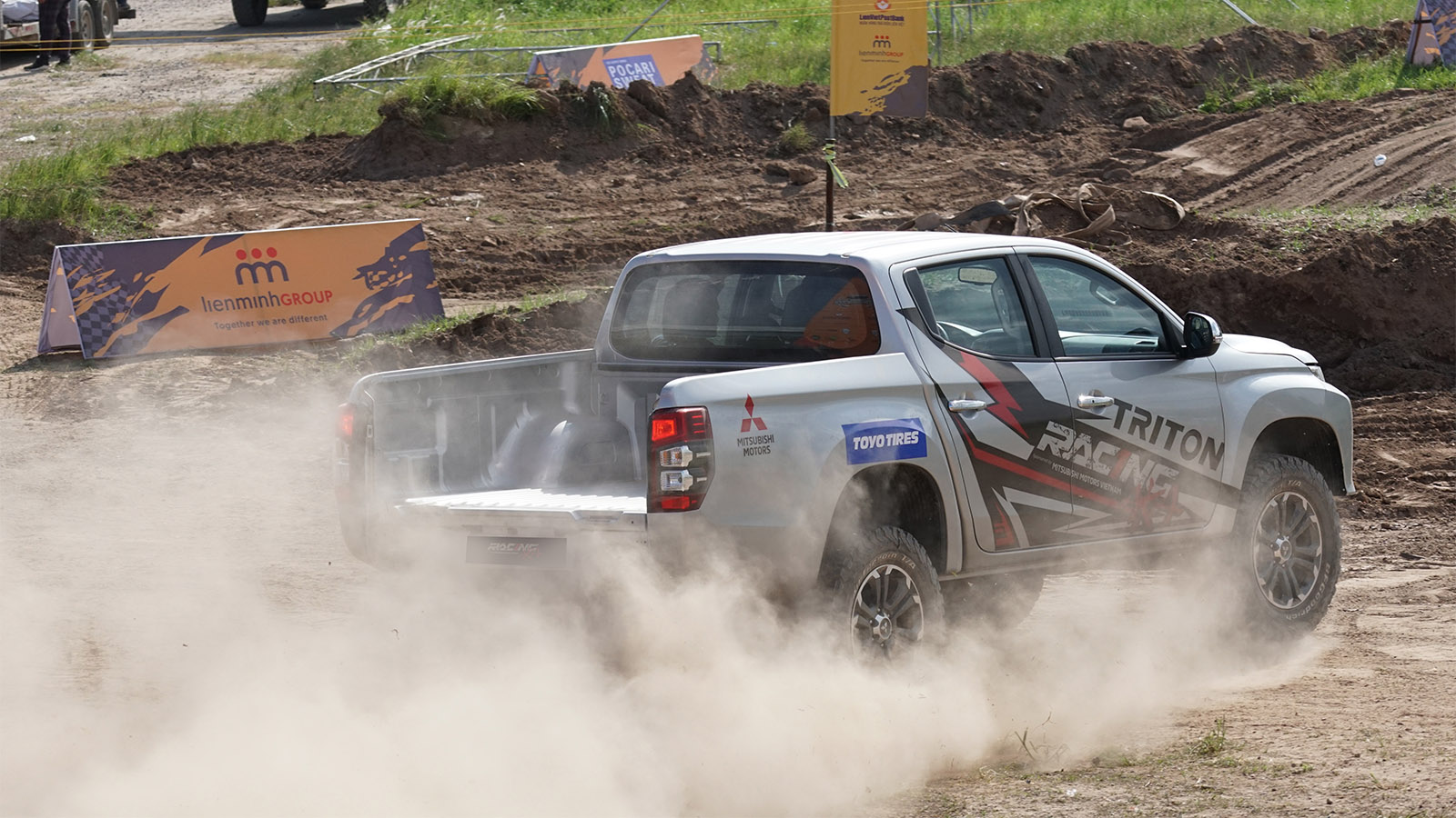 Xe đua Mitsubishi Triton