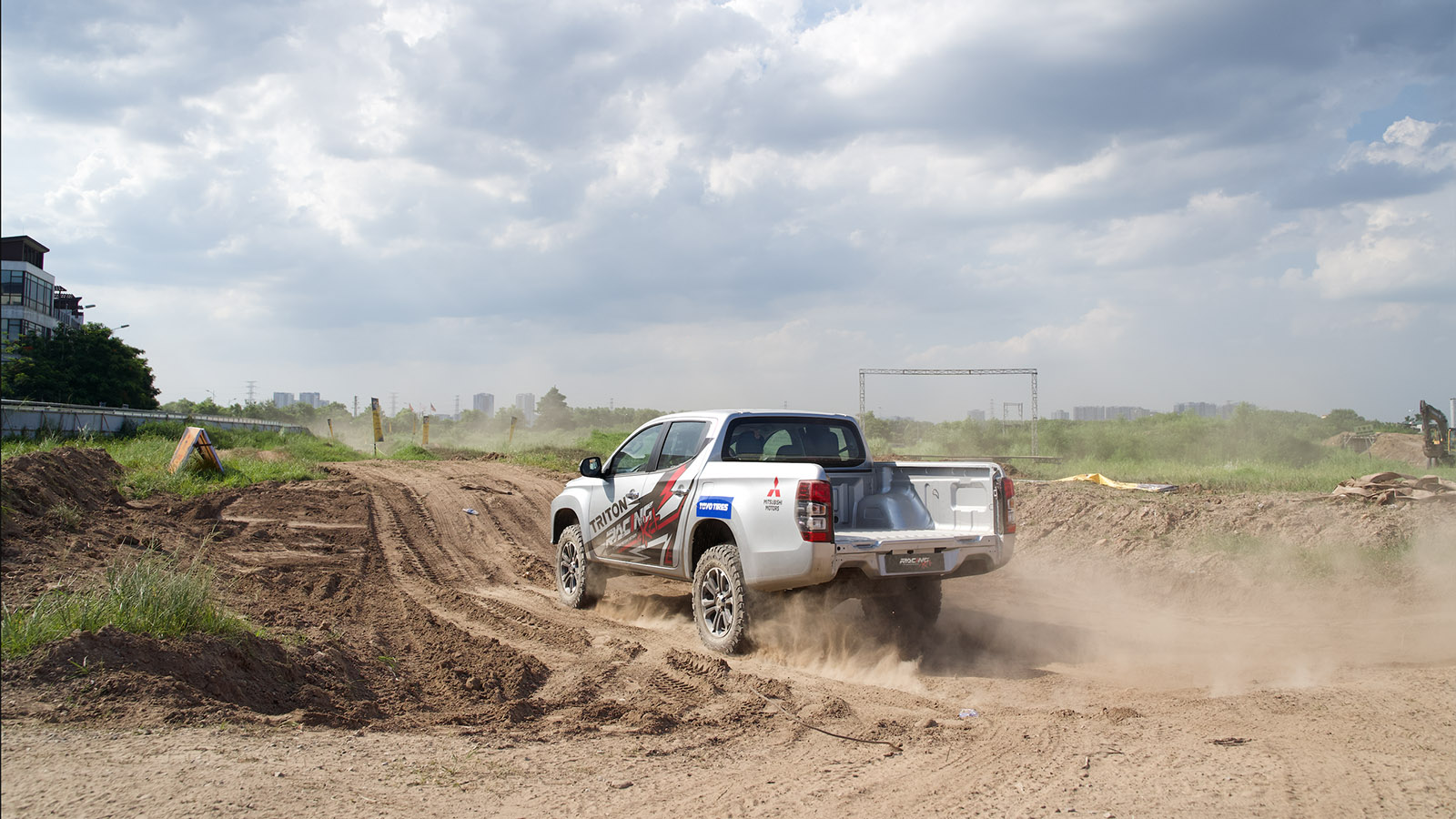 Xe Mitsubishi Triton