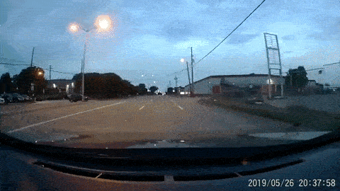 Tăng tốc qua ngã tư, xe Toyota tông bay Volkswagen Tiguan