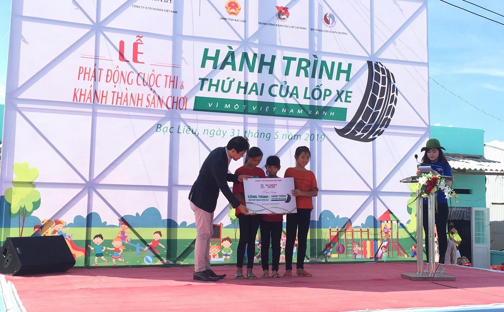 Ông Hiroshi Okamura - Phó GĐ Bán hàng và Dịch vụ TMV trao biển trao tặng tượng trưng