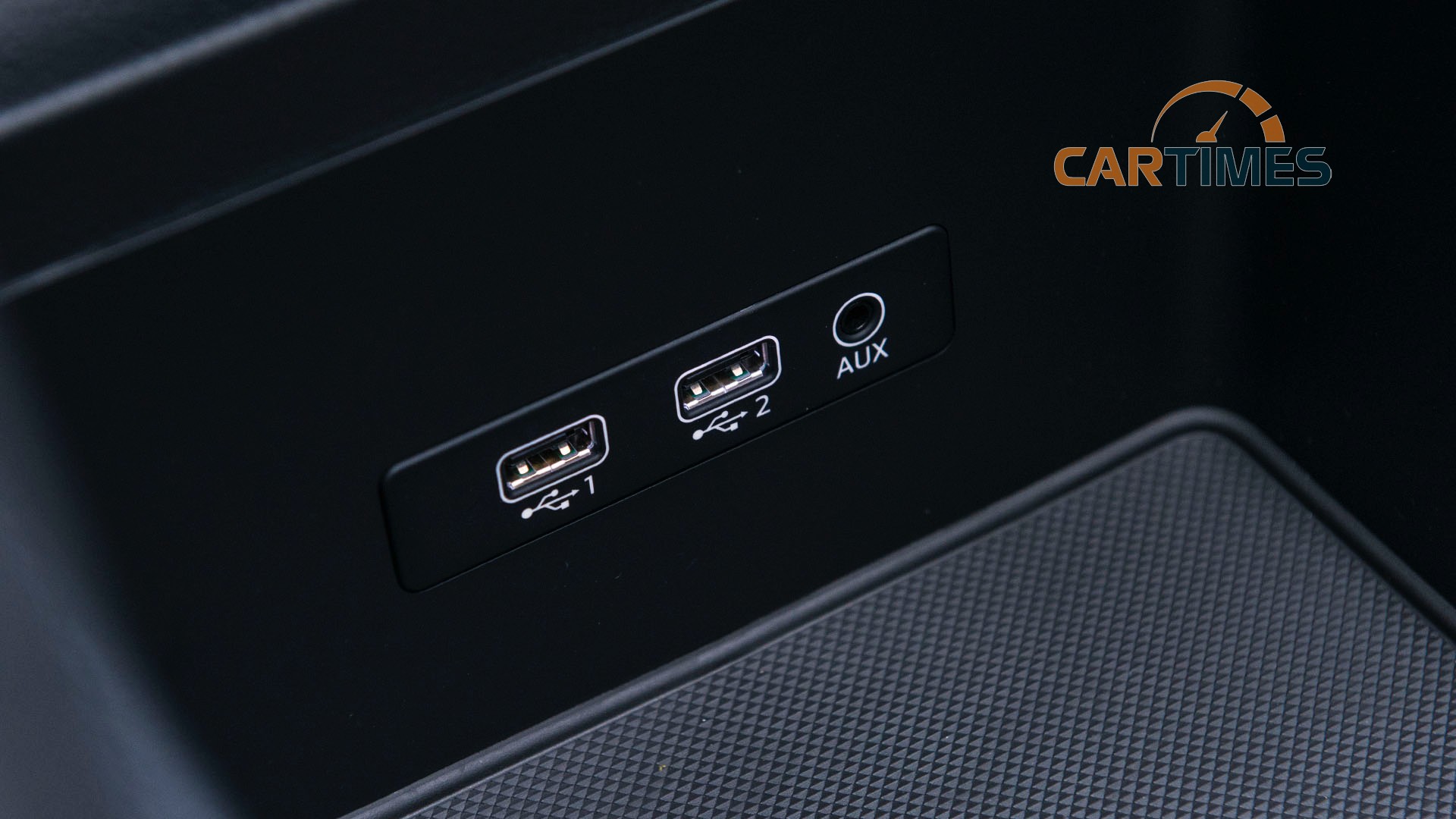 Hai cổng USB dưới bệ tì tay của xe