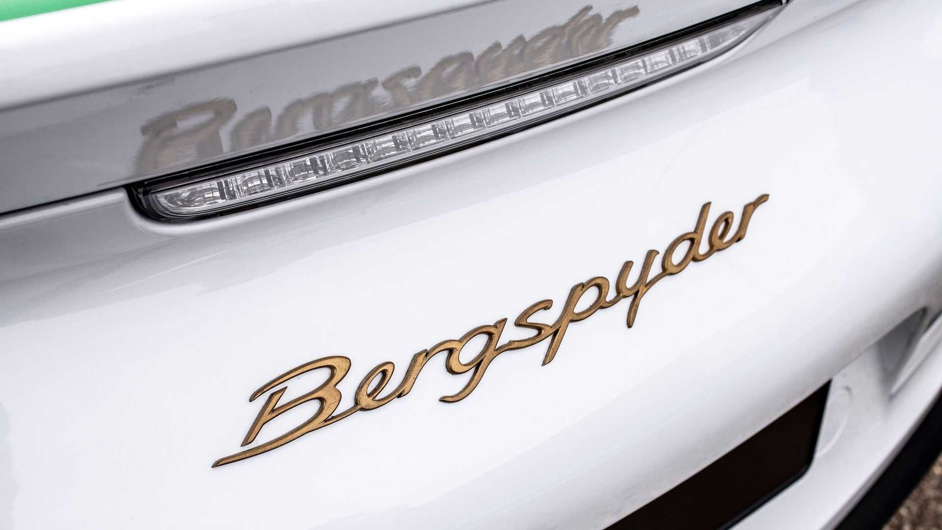 Chiếc Porsche Boxster Bergspyder với logo mạ vàng
