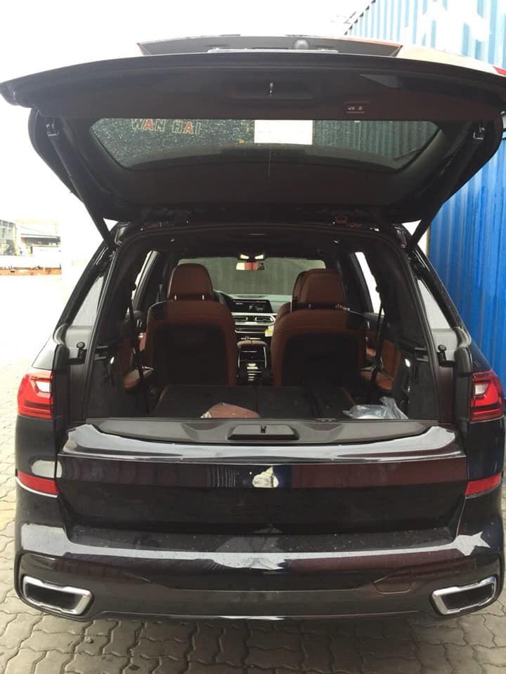 Cốp sau khi đang mở của BMW X7