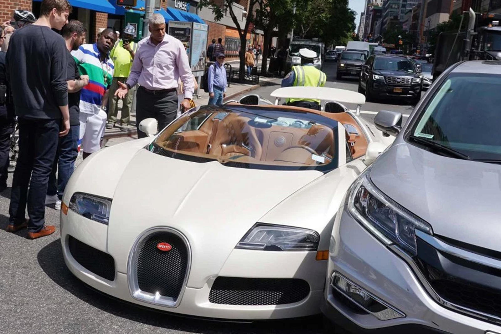 Siêu xe Bugatti Veyron chỉ bị xước vỏ ngoài nhưng chi phí sửa chữa không rẻ