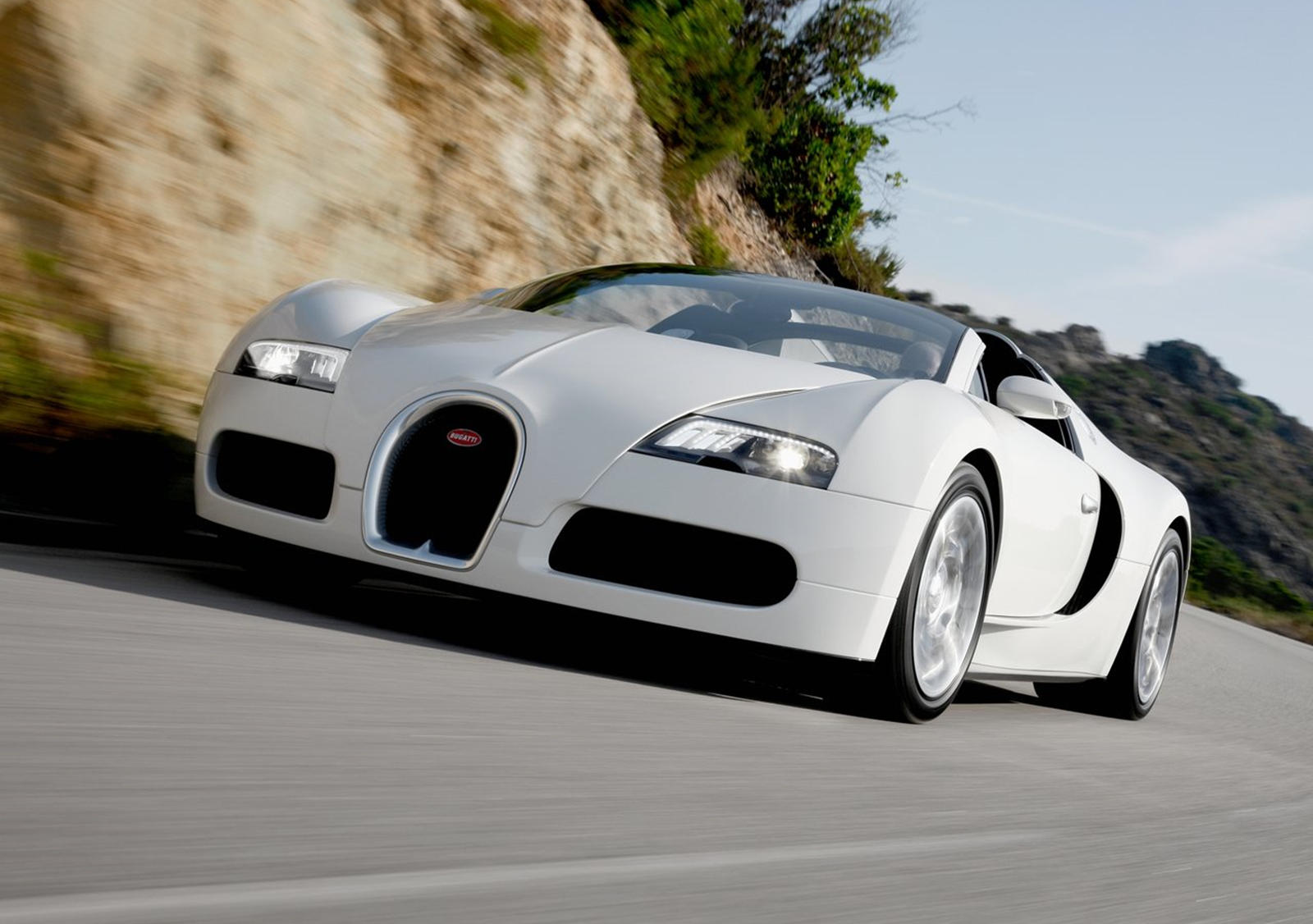 Một chiếc Bugatti Veyron 16.4 Grand Sport 2012 có giá lên tới 2 triệu USD