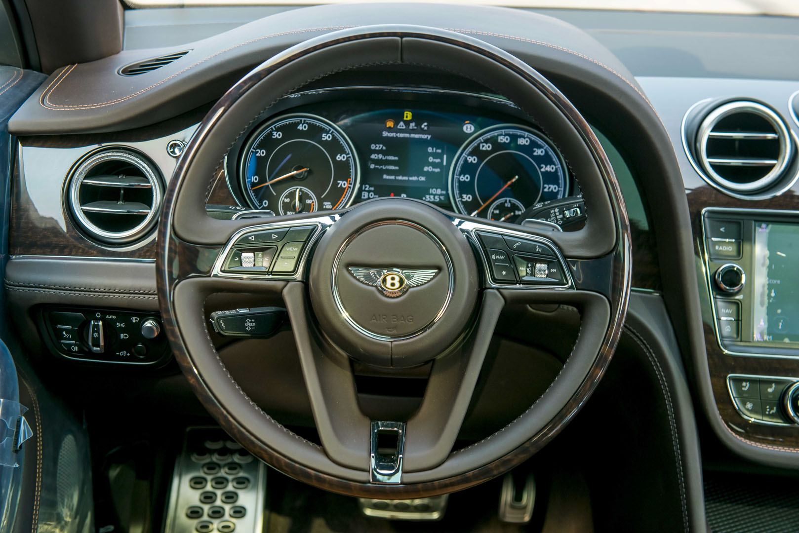 Vô lăng xe Bentley Bentayga kỉ niệm 100 năm