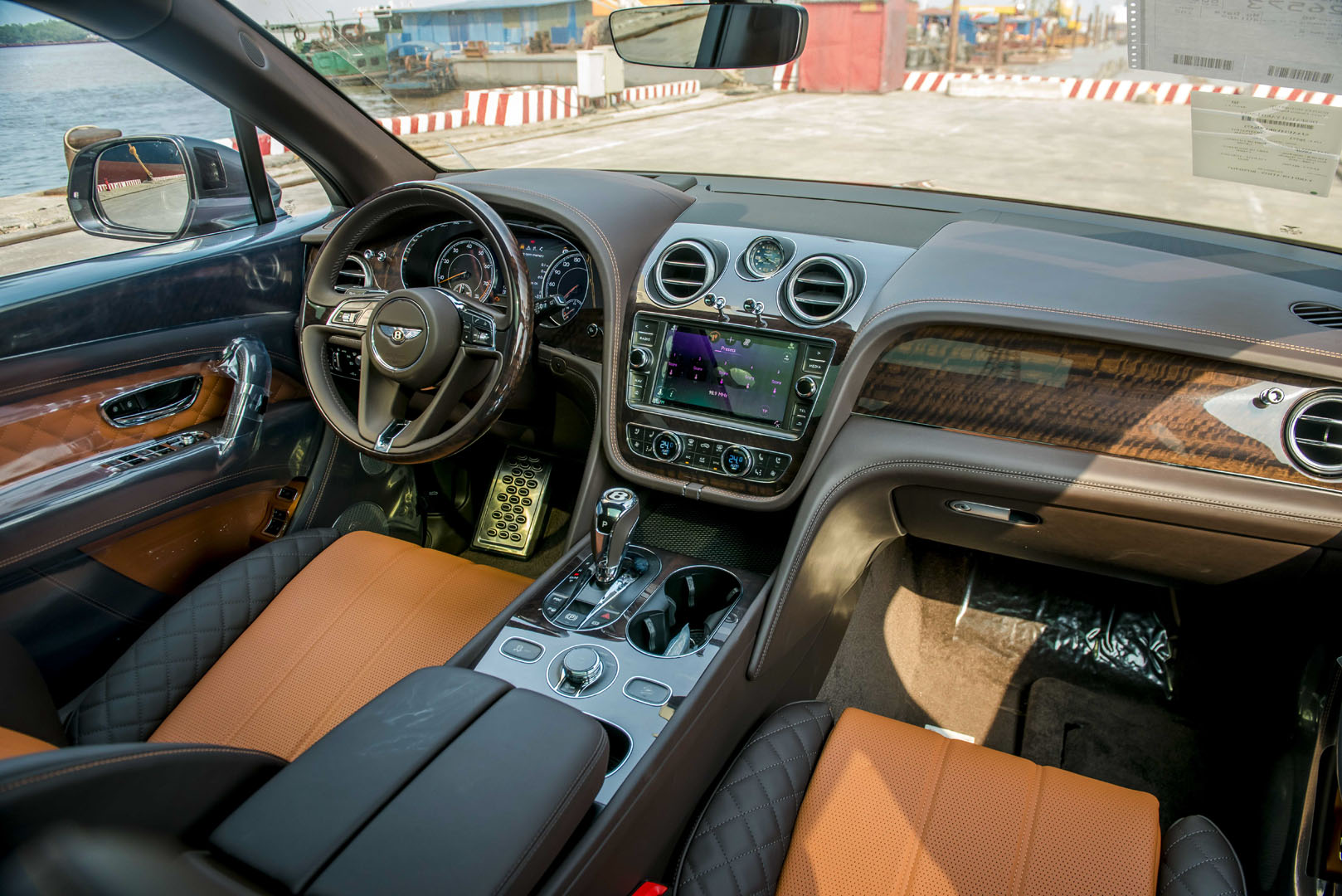 Cabin xe Bentley Bentayga kỉ niệm 100 năm