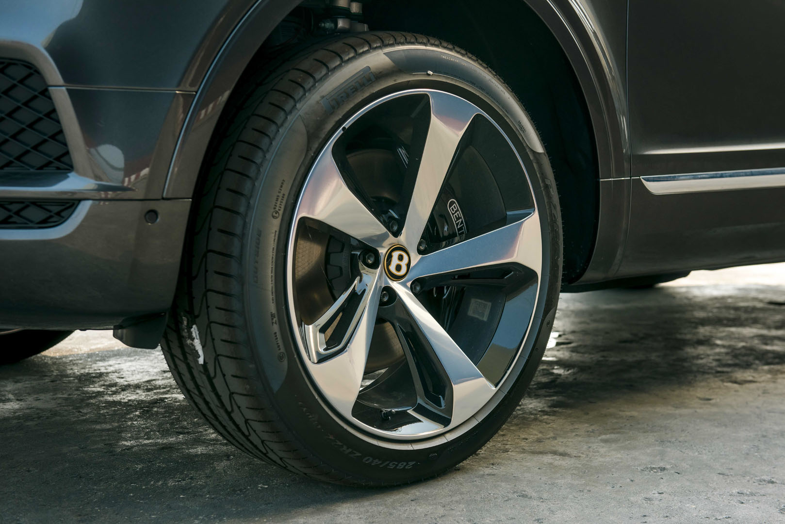 La zăng xe Bentley Bentayga kỉ niệm 100 năm