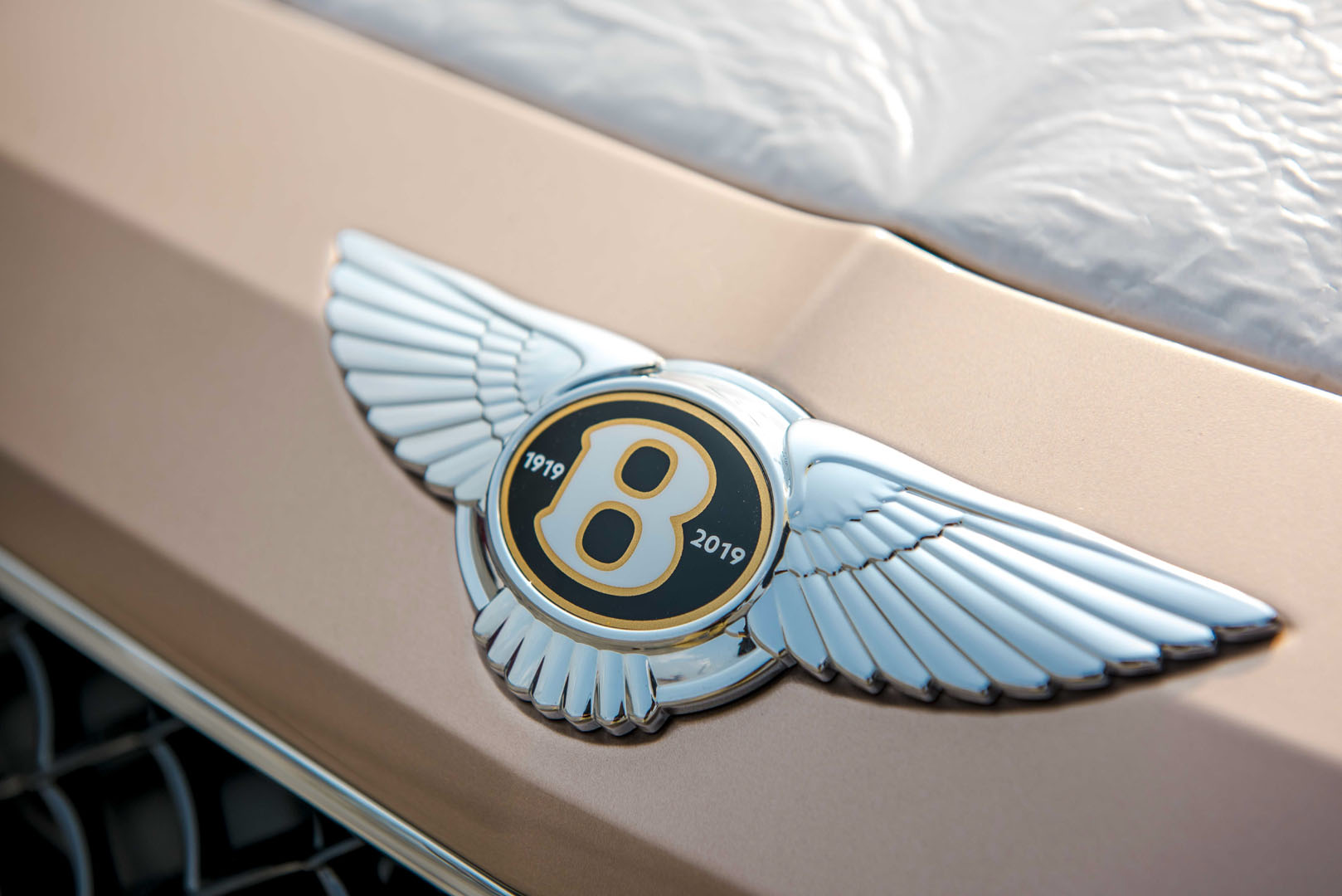 Logo Bentley trên nắp capo xe Bentayga kỉ niệm 100 năm