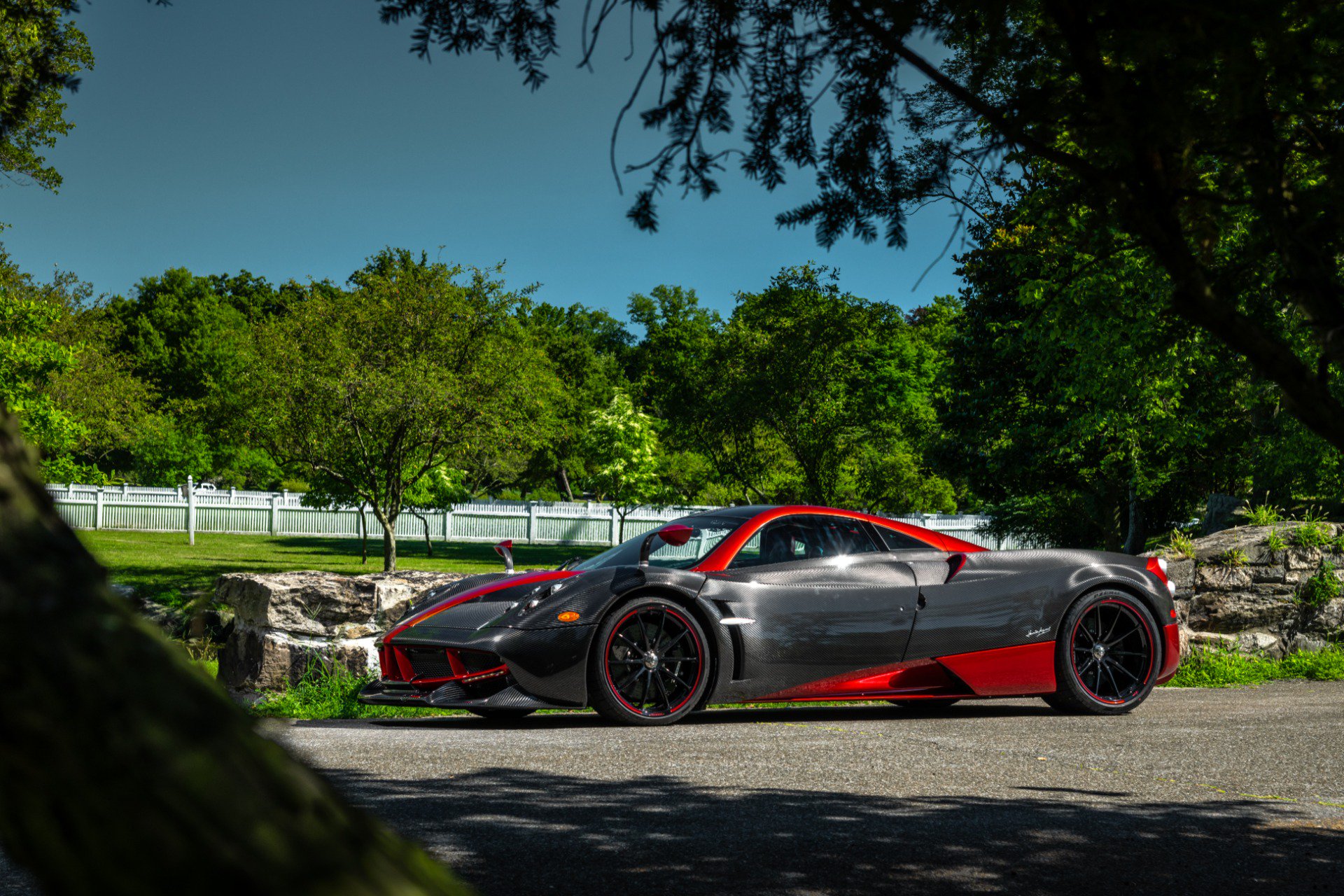 Ngoại thất xe Pagani Huayra Tempesta với carbon trần