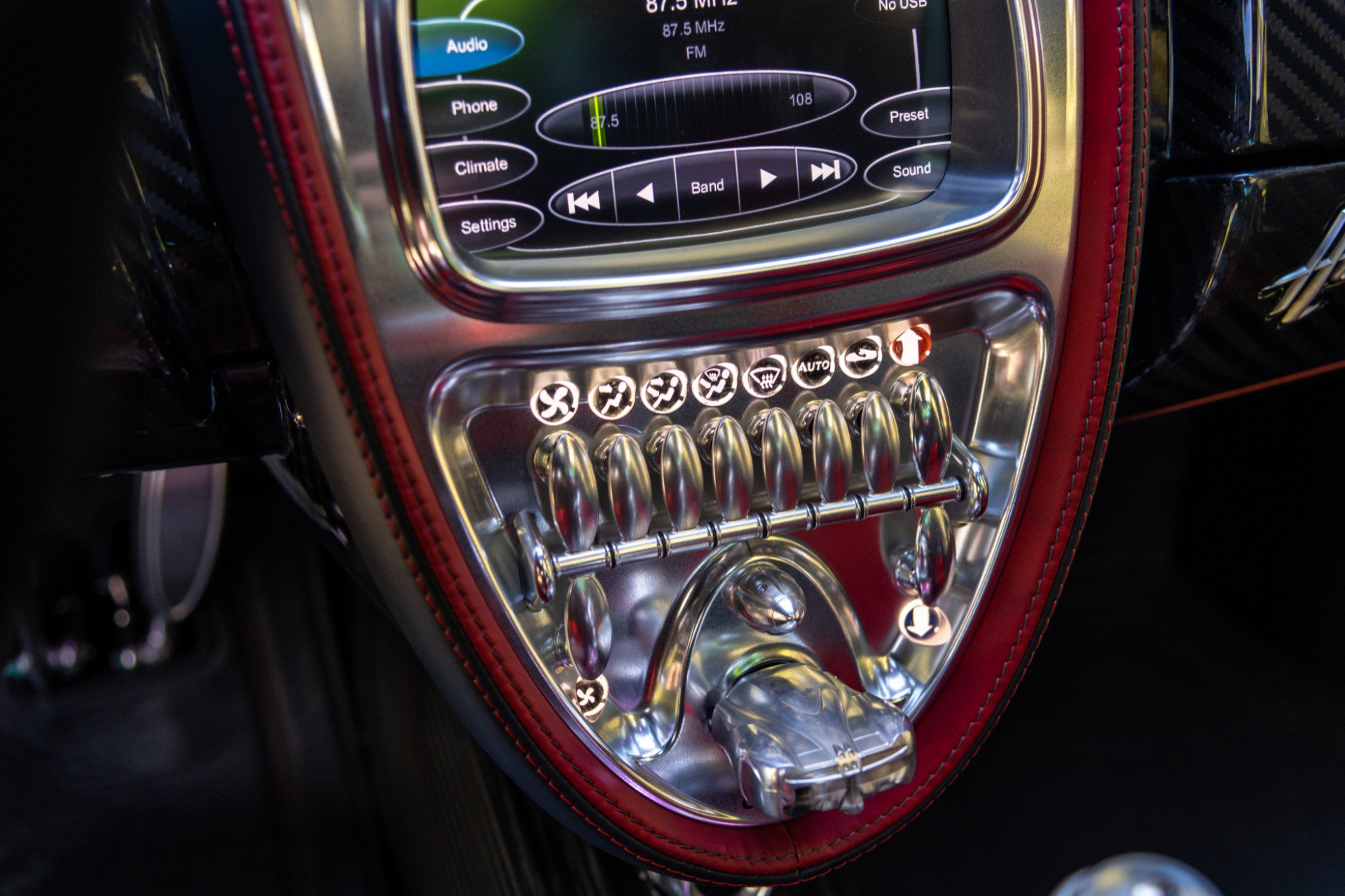 Nút điều khiển trong cabin xe Pagani Huayra Tempesta