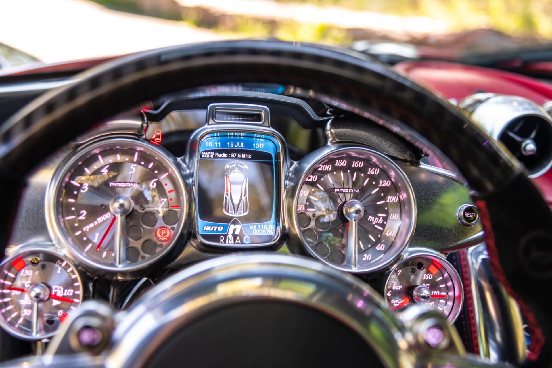 Cụm đồng hồ hiển thị trên xe Pagani Huayra Tempesta