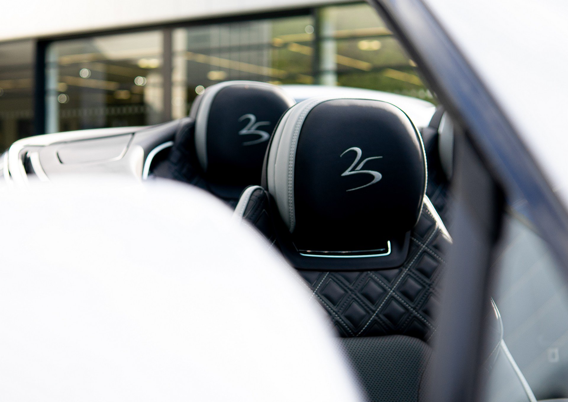 Logo 25 trên tựa đầu của xe Bentley