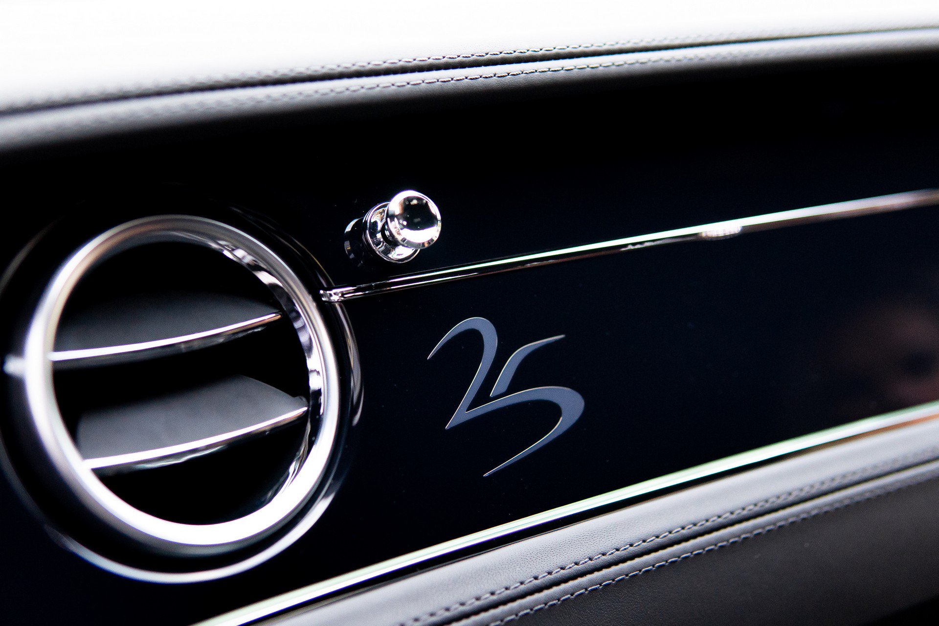 Logo 25 trên mặt táp lô của xe Bentley