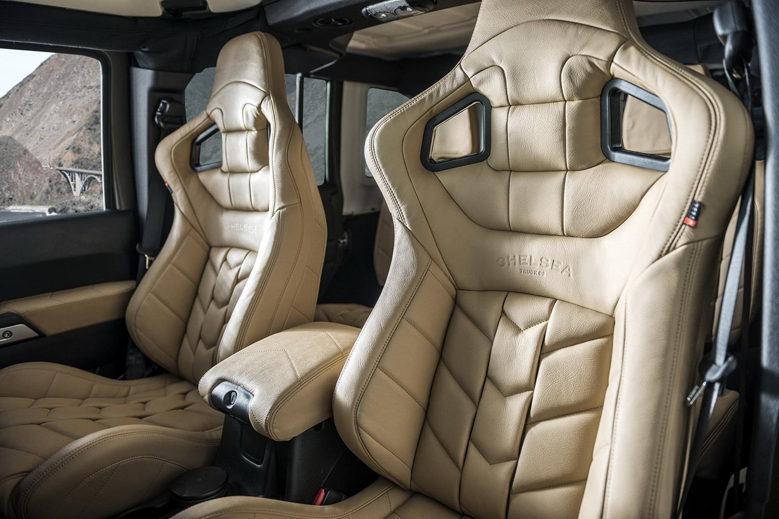 Ghế lái thể thao trên xe Jeep Wrangler Black Hawk Expedition