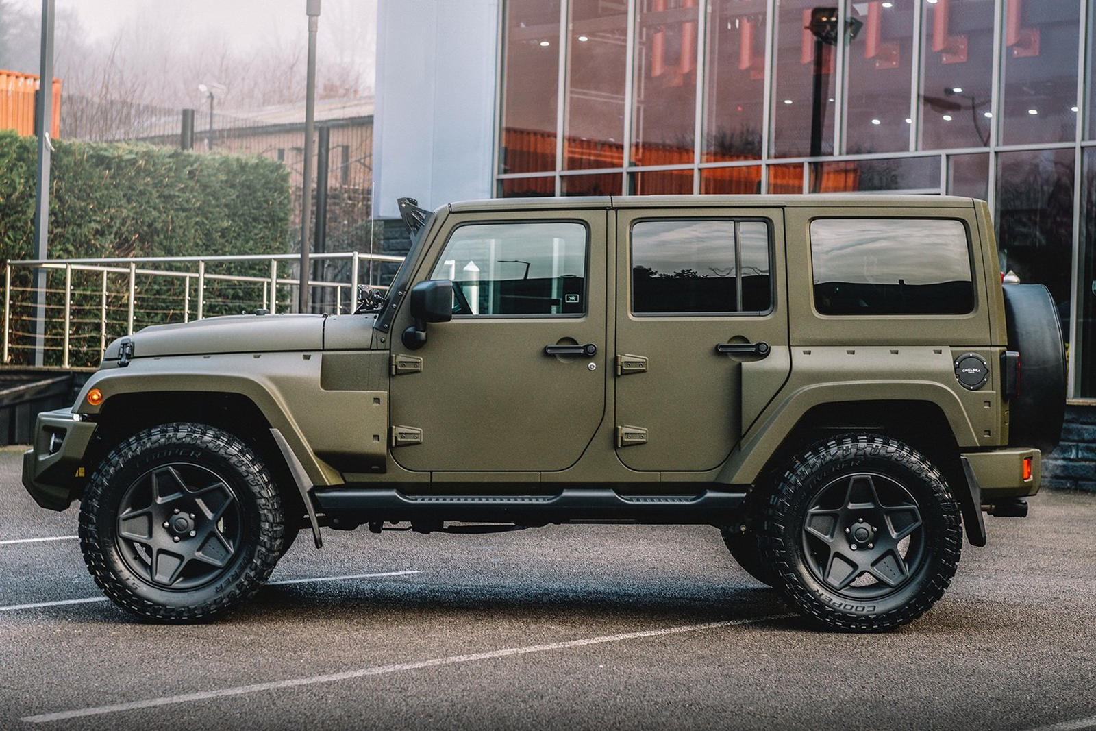 Thiết kế bên hông xe Jeep Wrangler Black Hawk Expedition