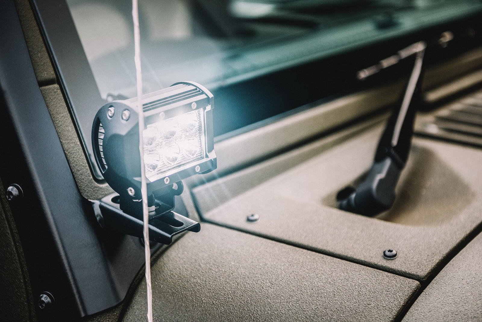 Đèn LED lắp thêm trên xe Jeep Wrangler Black Hawk Expedition