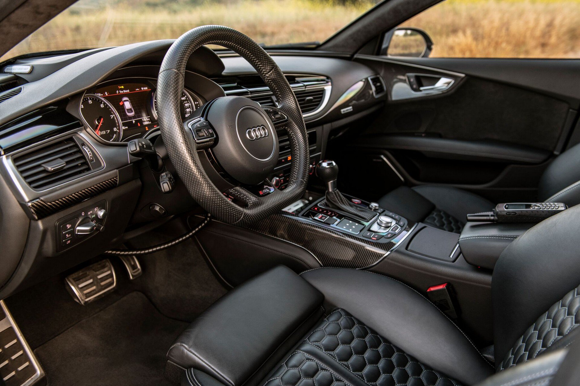 Cabin xe APR RS7 trang bị rất nhiều carbon