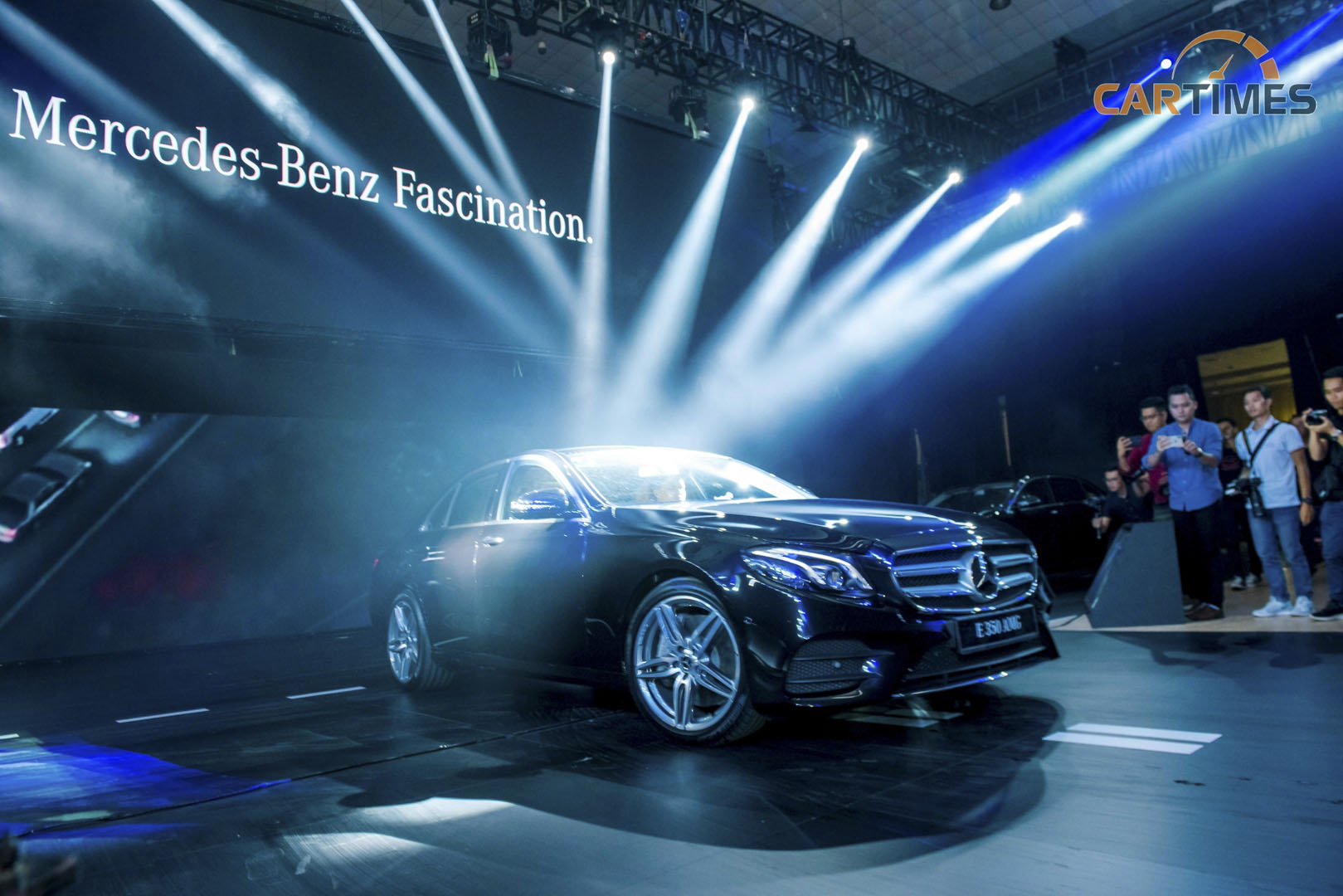 Mercedes-Benz cũng giới thiệu mẫu xe mới E350 AMG
