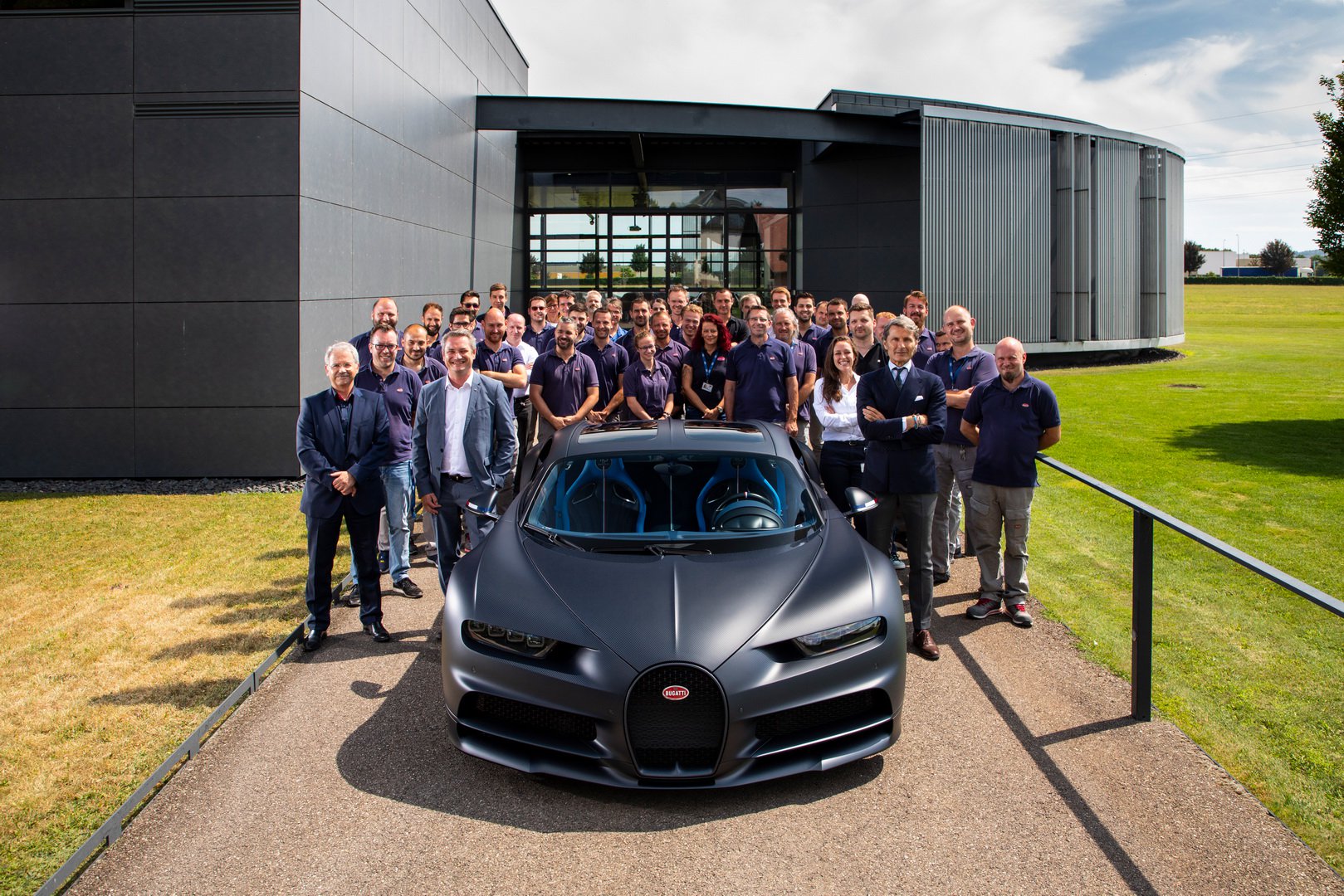 Đội ngũ kĩ sư và chiếc Bugatti Chiron thứ 200 xuất xưởng