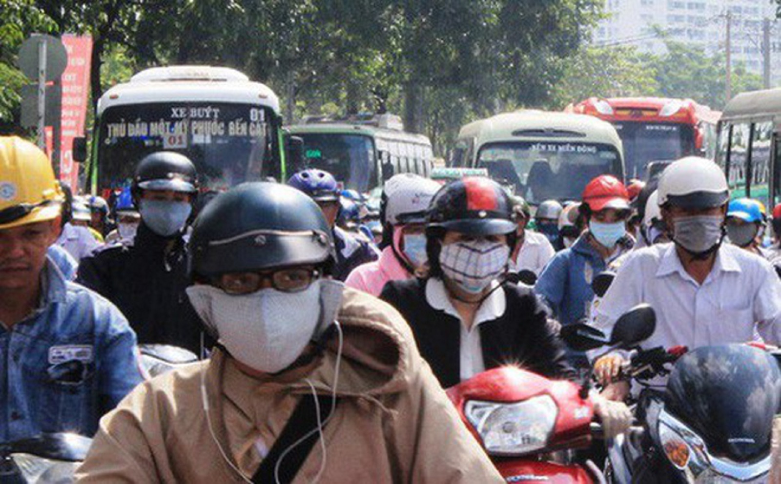 đi xe máy đeo tai nghe bị xử phạt thế nào