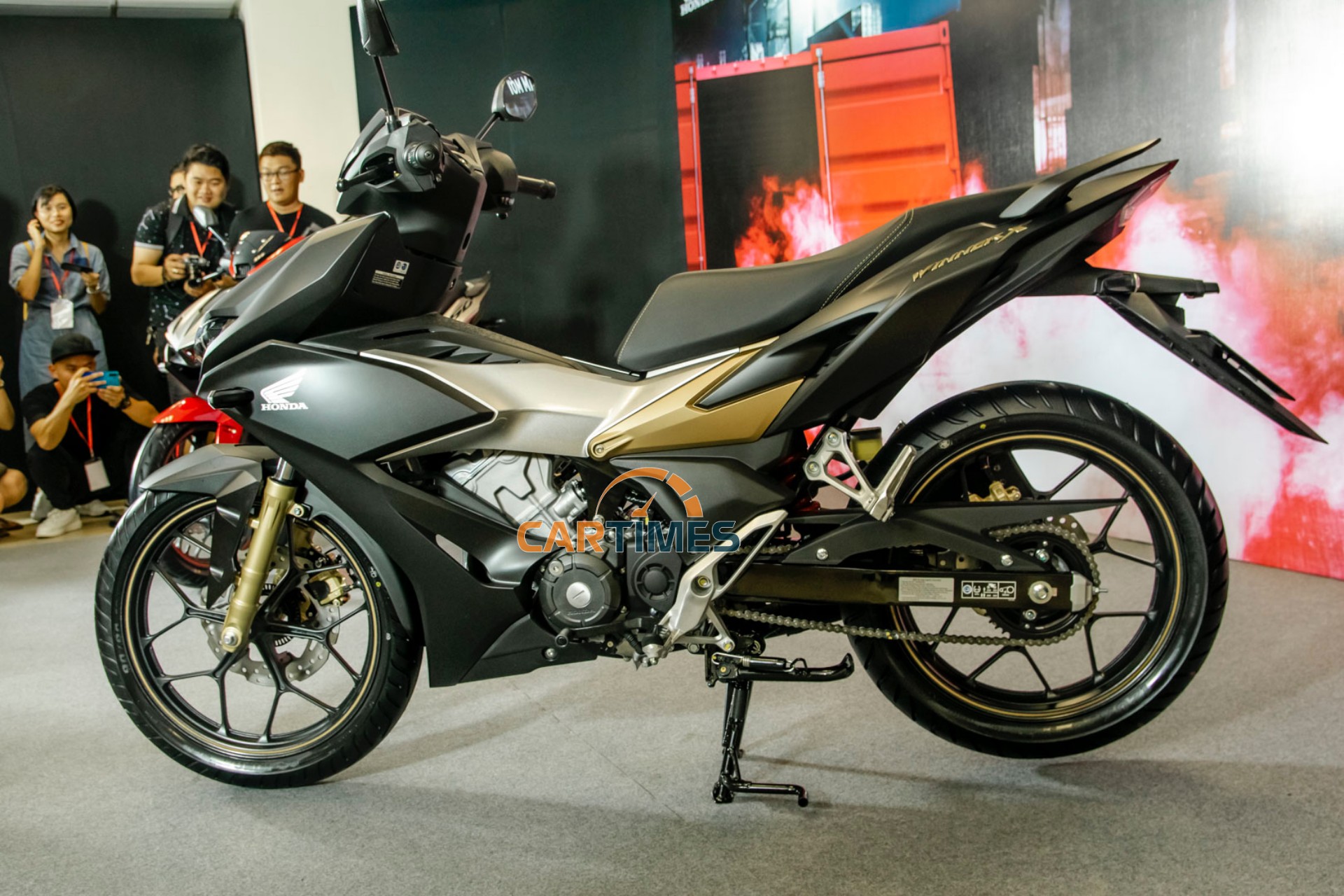 Thiết kế tổng thể xe Honda Winner X phiên bản vàng đồng ABS