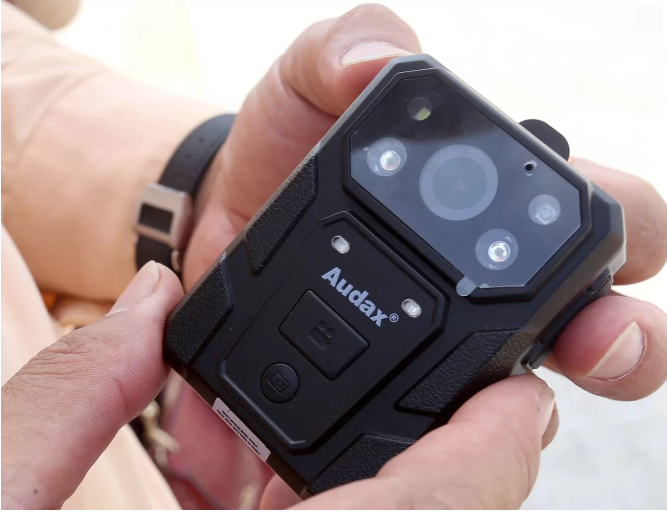 Mặt trước camera gắn ngực chuyên dụng