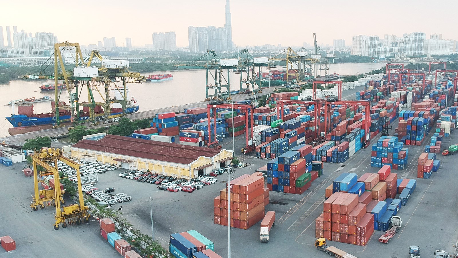 ô tô chạy quá tốc độ tại cảng biển