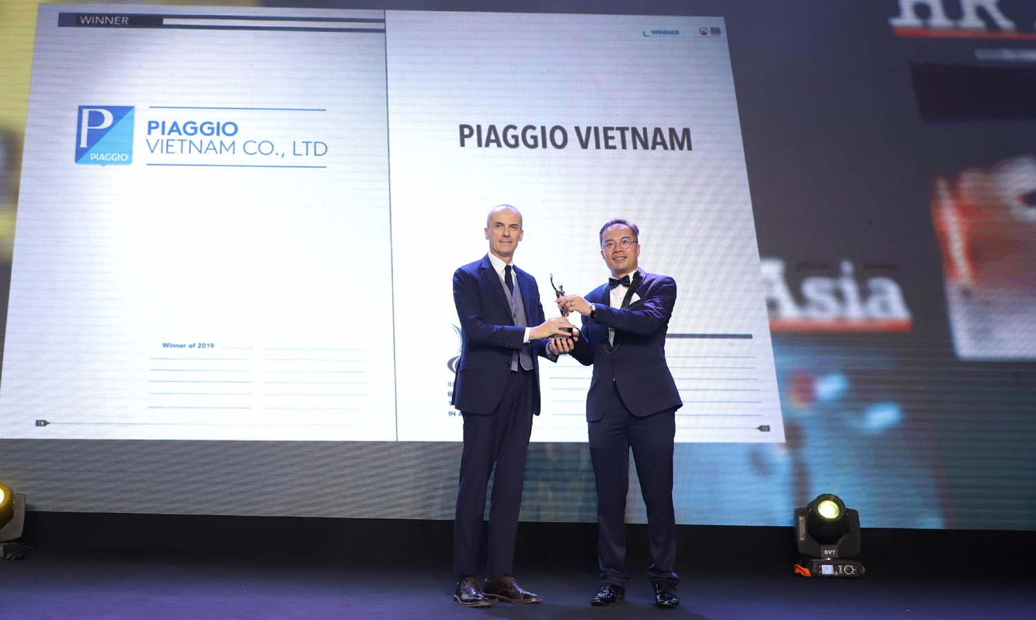 Ông Gianluca Fiume, Phó Chủ tịch Piaggio châu Á Thái Bình Dương kiêm Tổng Giám đốc Piaggio Việt Nam (trái) nhận giải thưởng
