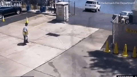 Nữ tài xế nhầm chân ga, ô tô lao thẳng xuống sông