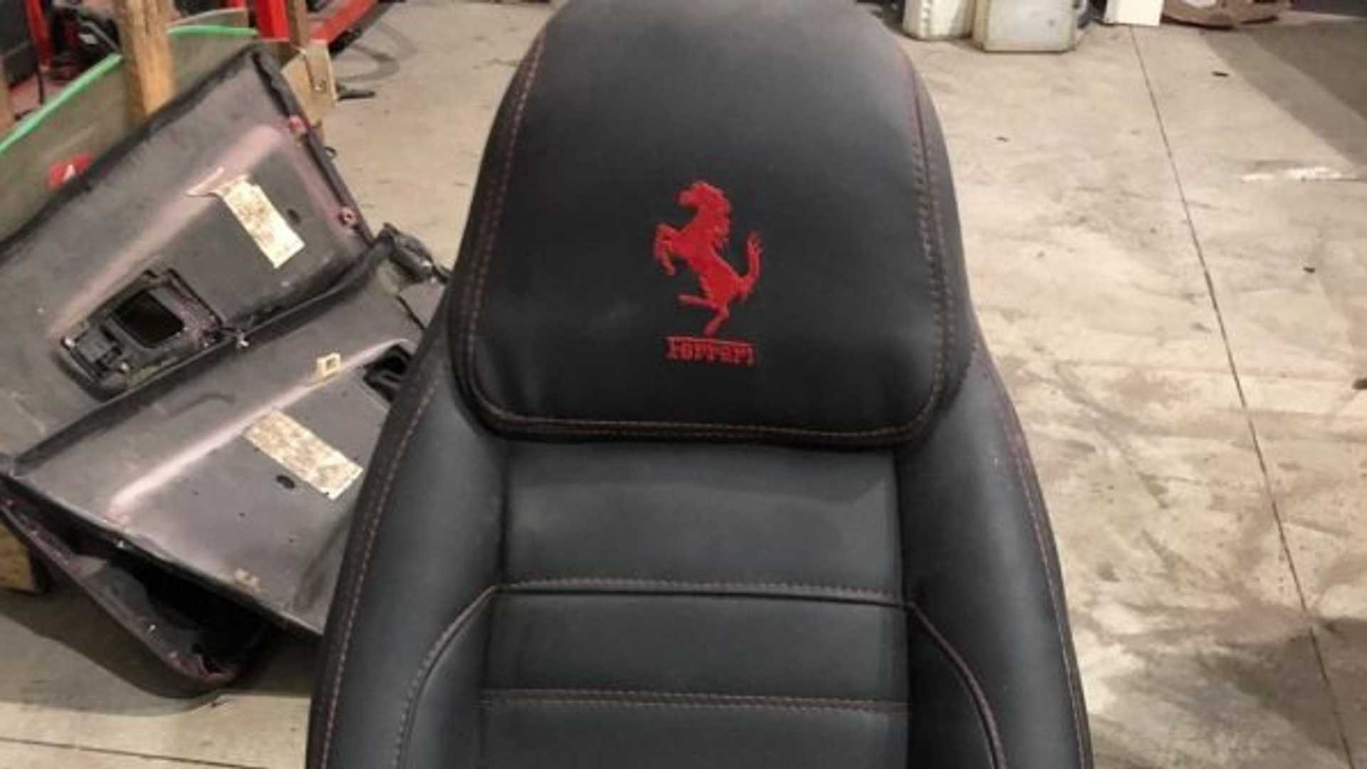 Ghế siêu xe Ferrari được làm giả