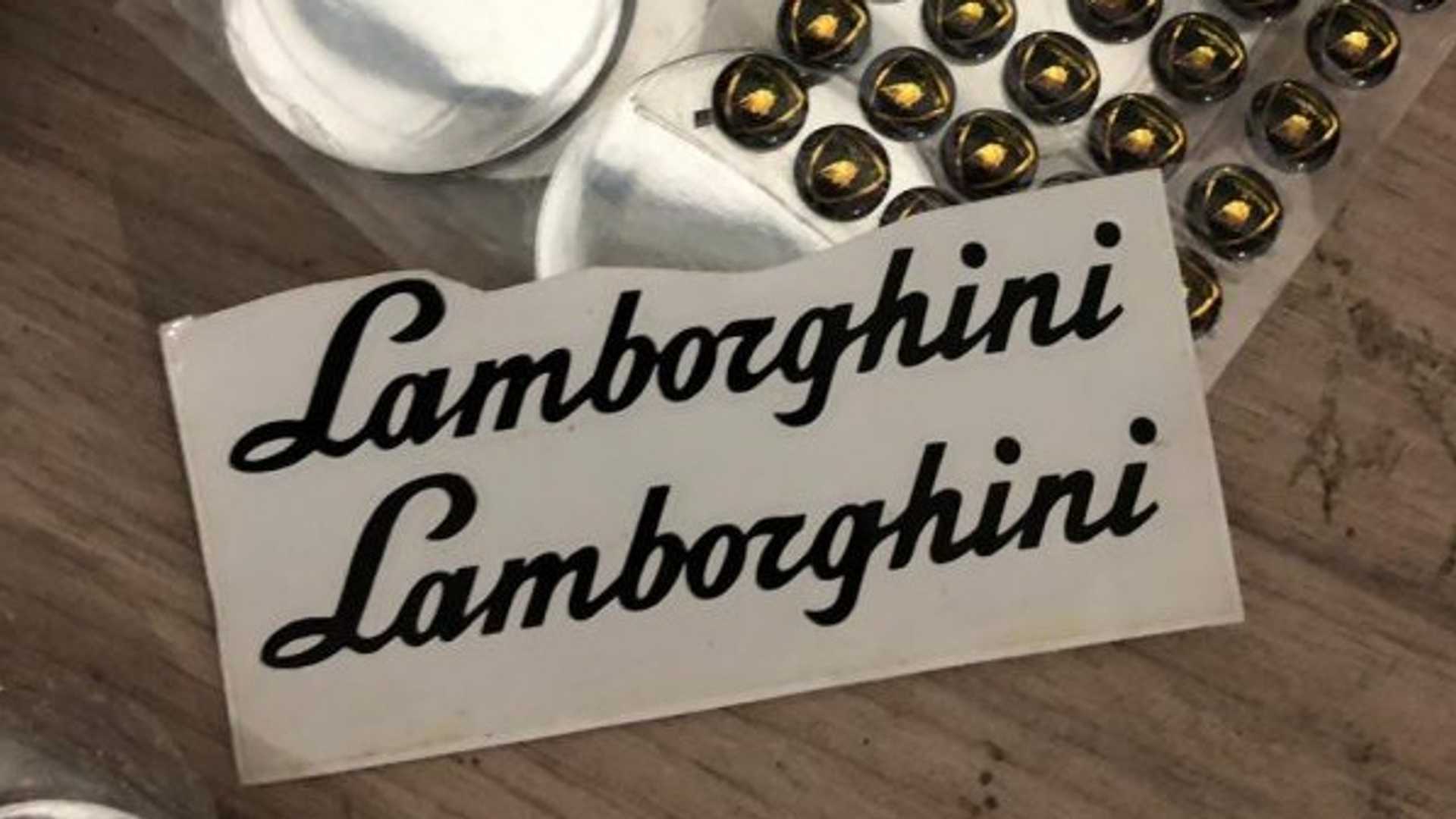 Logo và tên xe được làm giả giống hệt xe thật