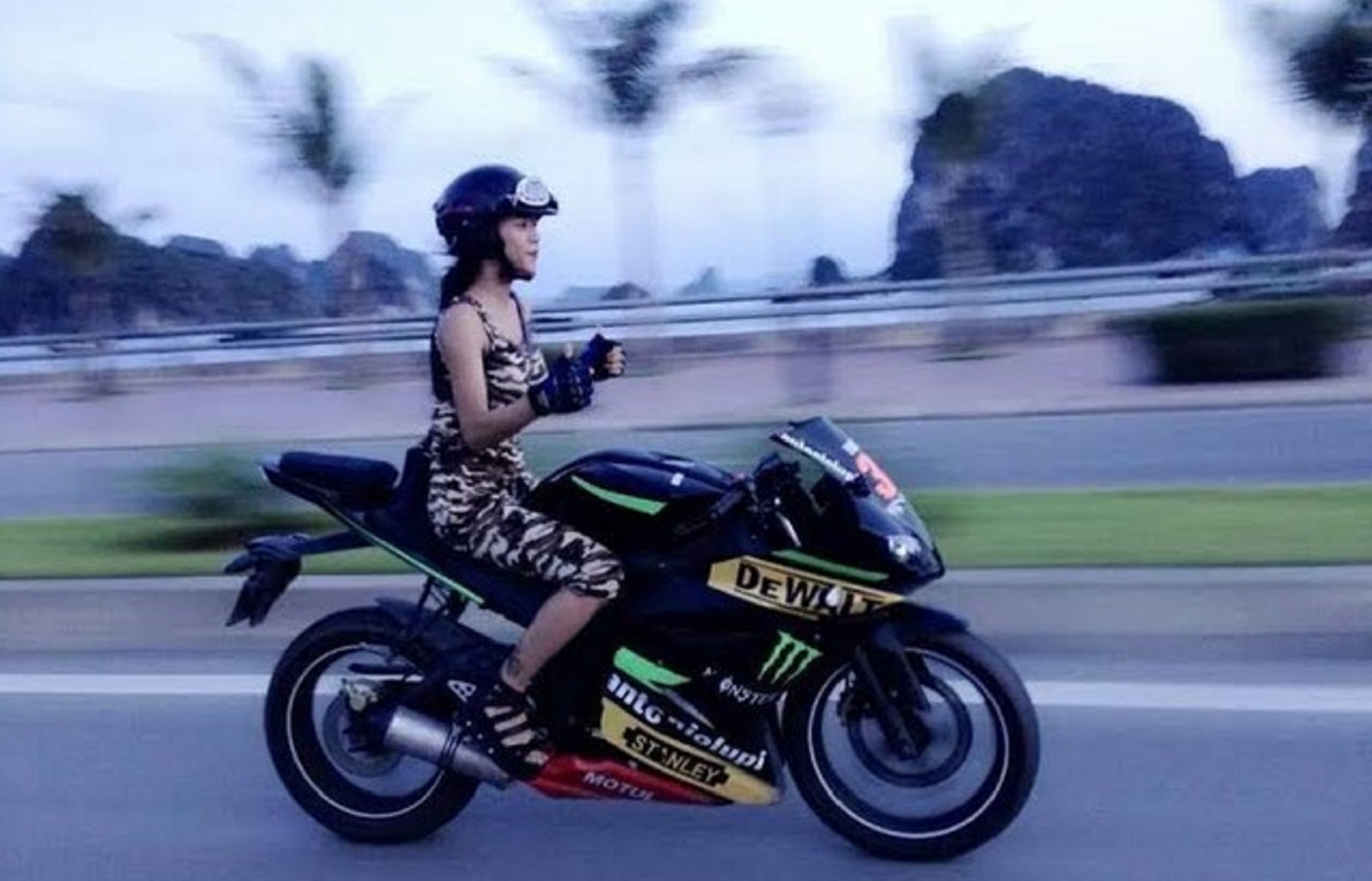 đi xe máy thả 2 tay