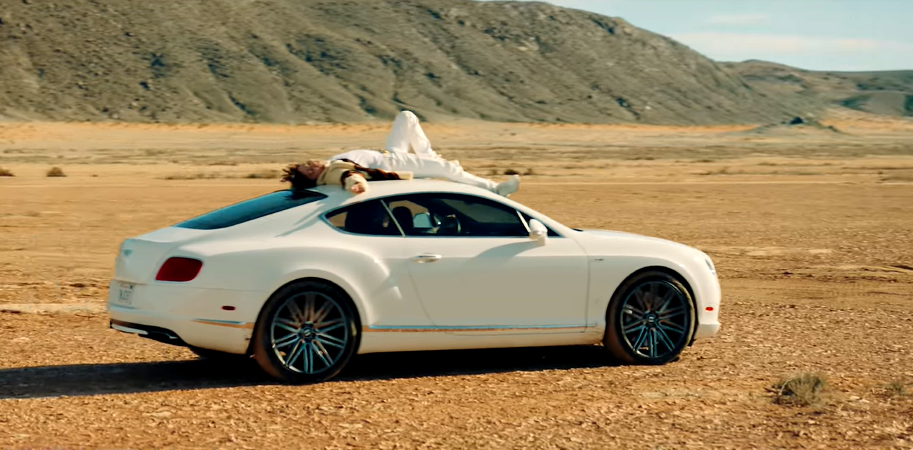 Sơn Tùng nằm trên nóc xe Bentley trong MV mới