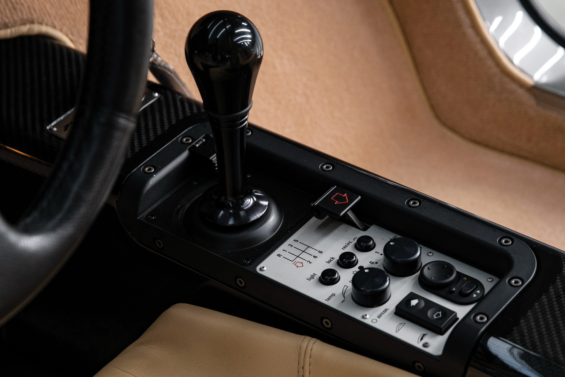 Khu vực điều khiển trung tâm đơn giản của McLaren F1