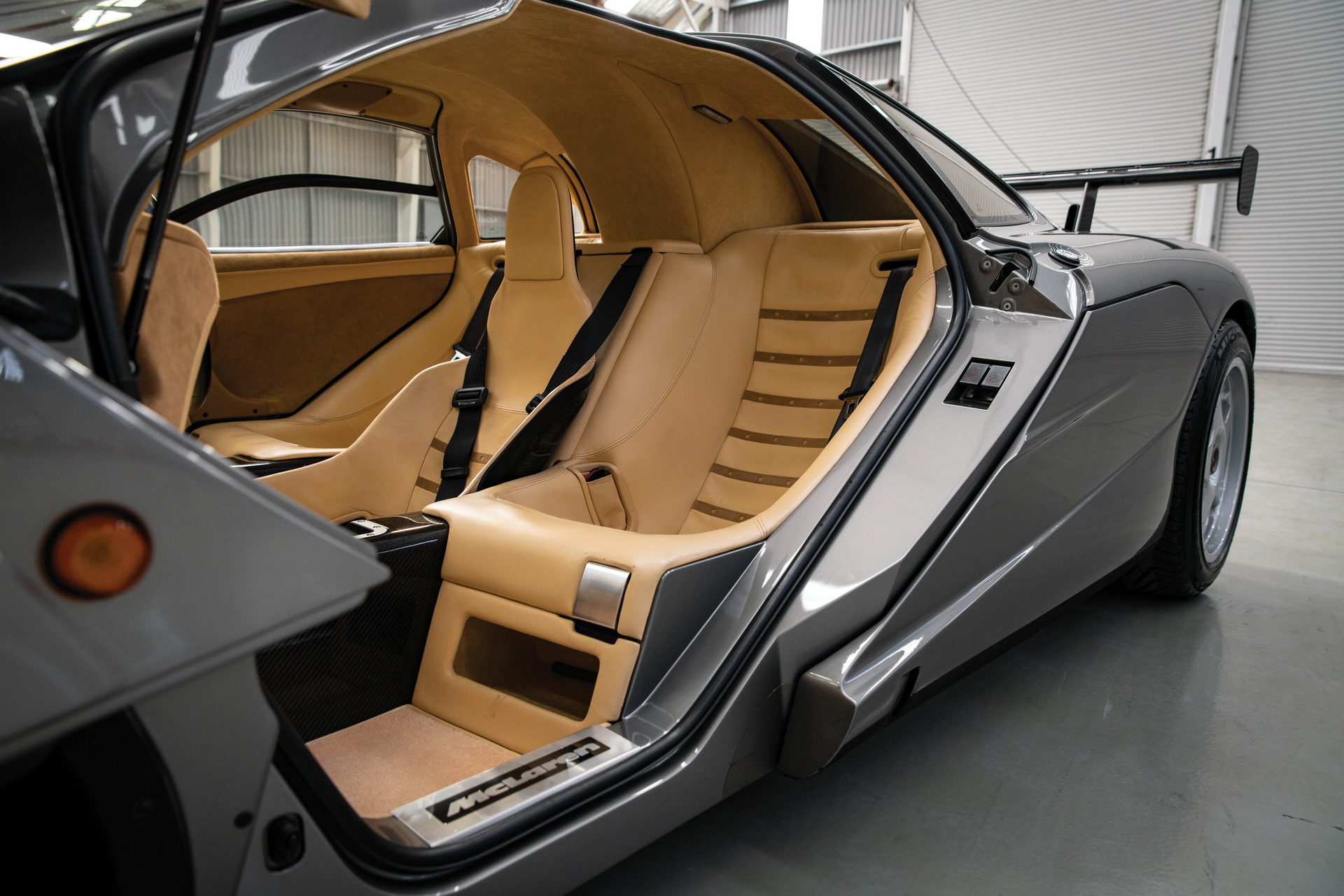 Xe trang bị 3 ghế ngồi với người lái đặt giữa