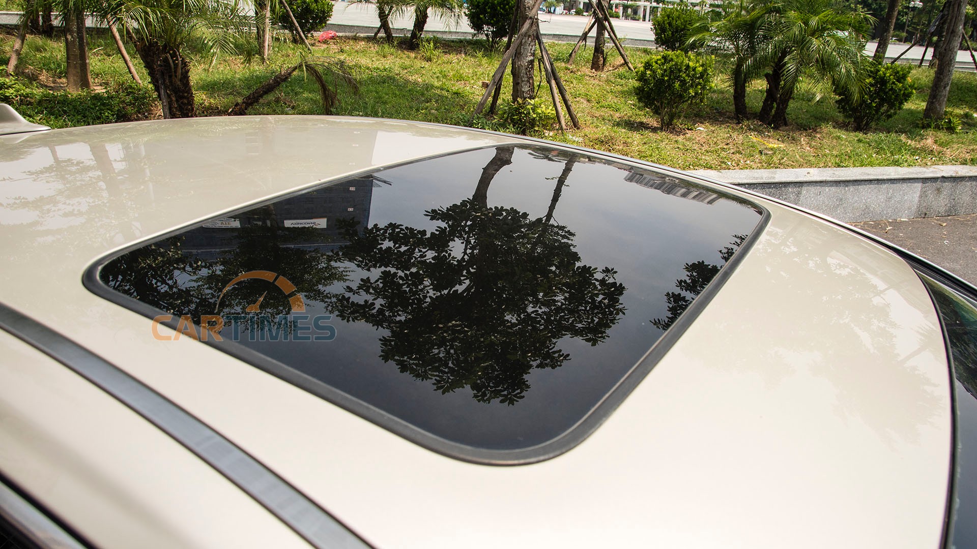 Xe vẫn trang bị cửa sổ trời