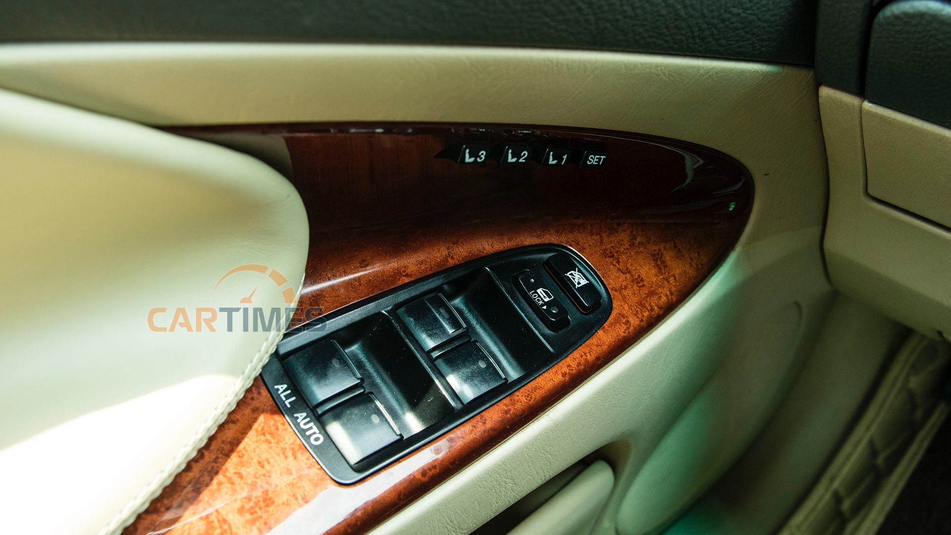 Nút điều chỉnh kính và ghế ở ghế lái xe Lexus GS350 2008