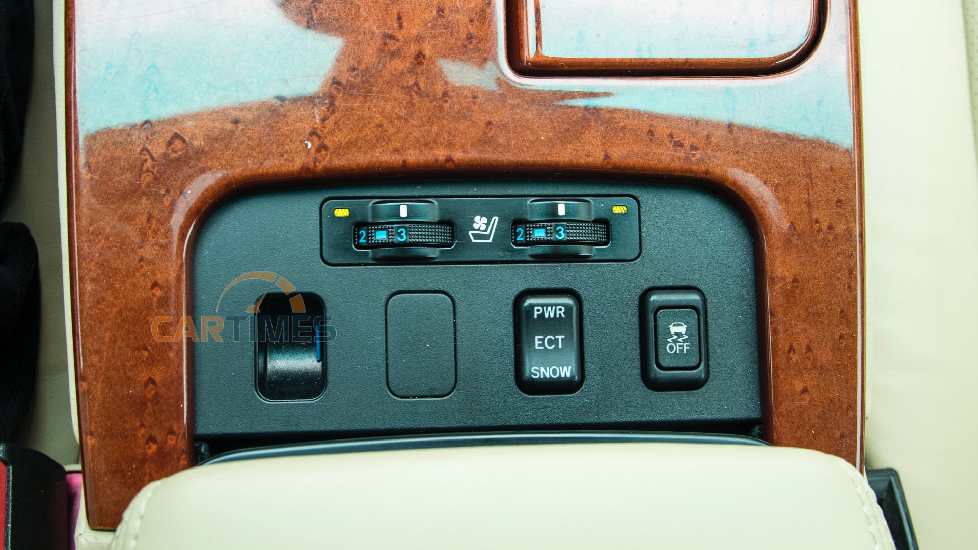 Nút chỉnh làm mát ghế, tắt cân bằng điện tử và chế độ lái của  xe Lexus GS350 2008